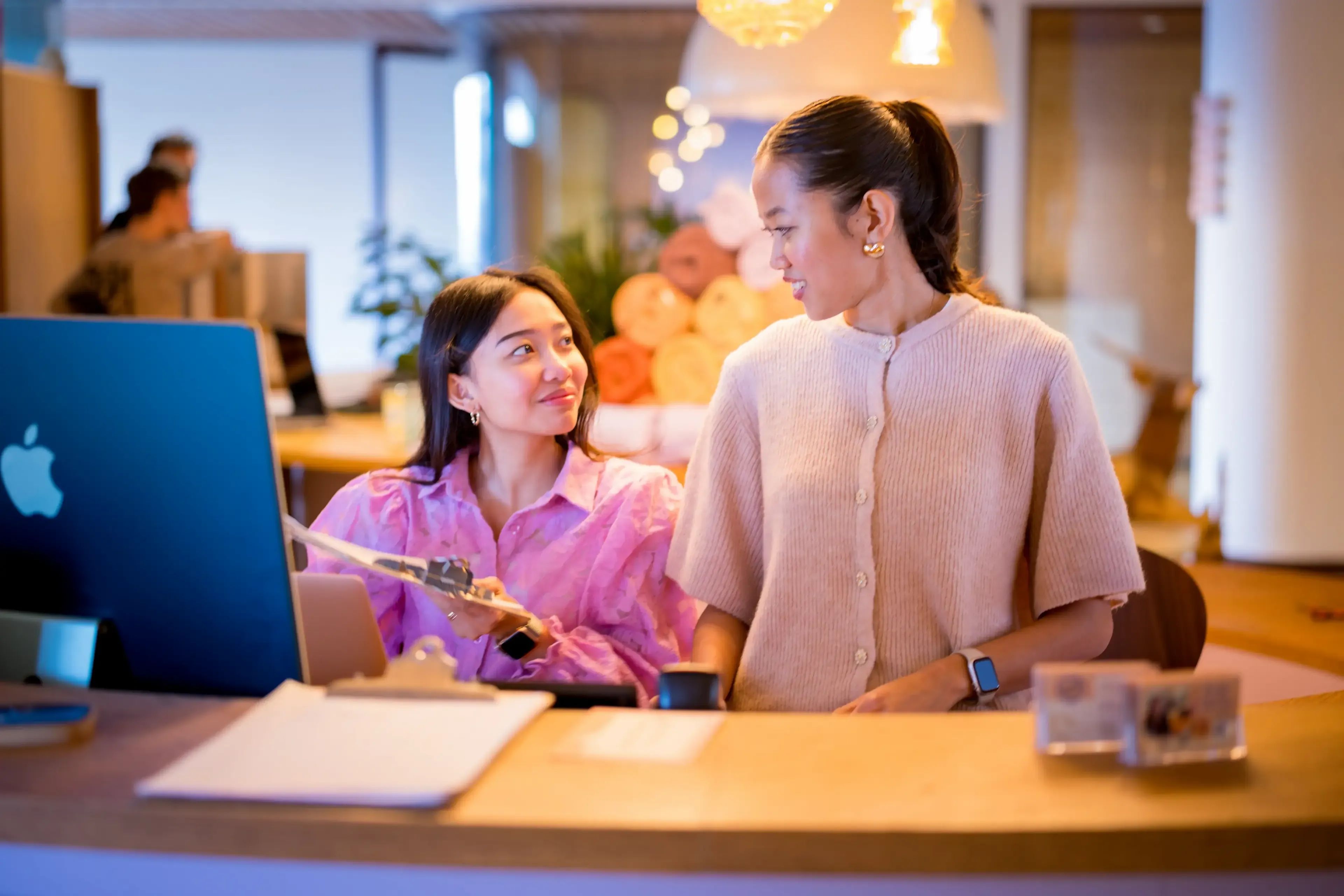 Twee serviceteam medewerkers kijken elkaar aan