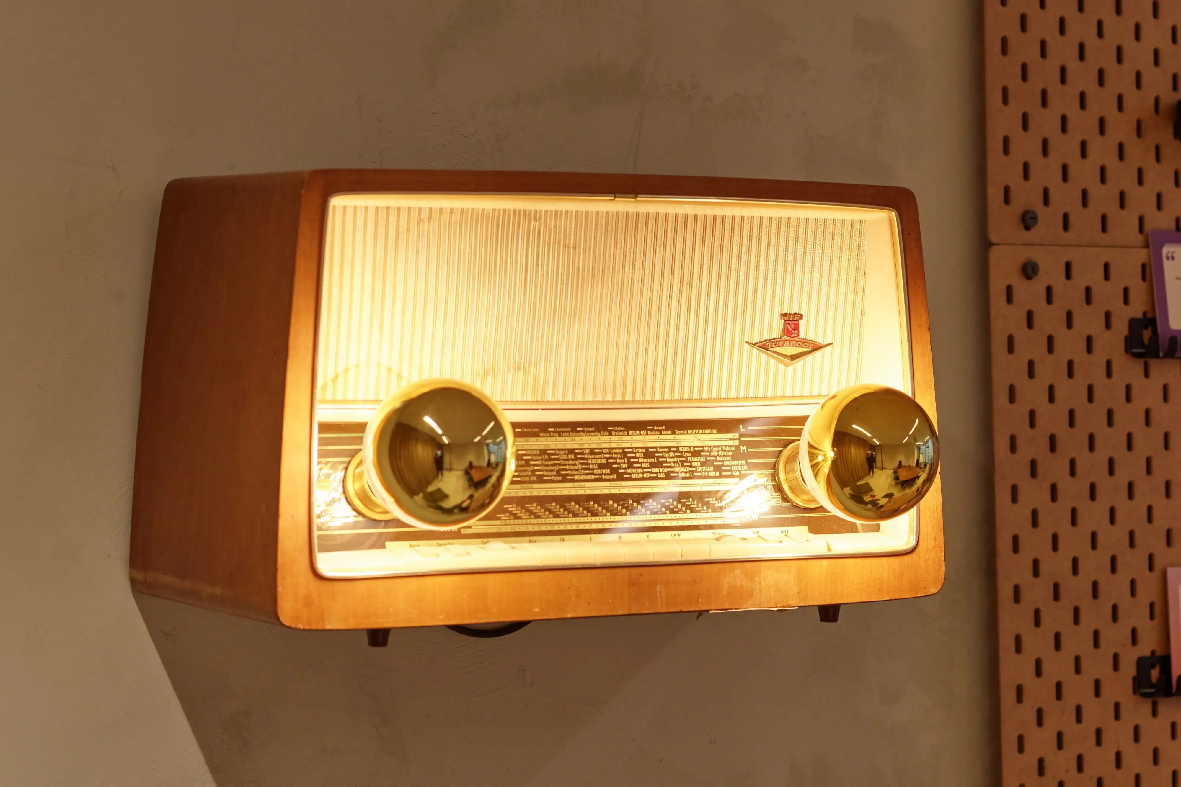 Een lamp gemaakt van een oude radio
