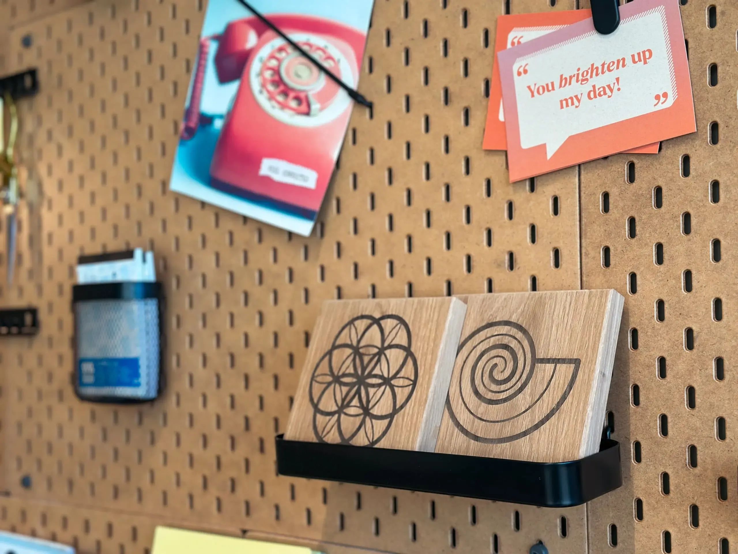 Detailfoto van creatieve vergaderruimte met inspirerende meetingtools, accessoires en pegboard wand voor interactieve sessies.
