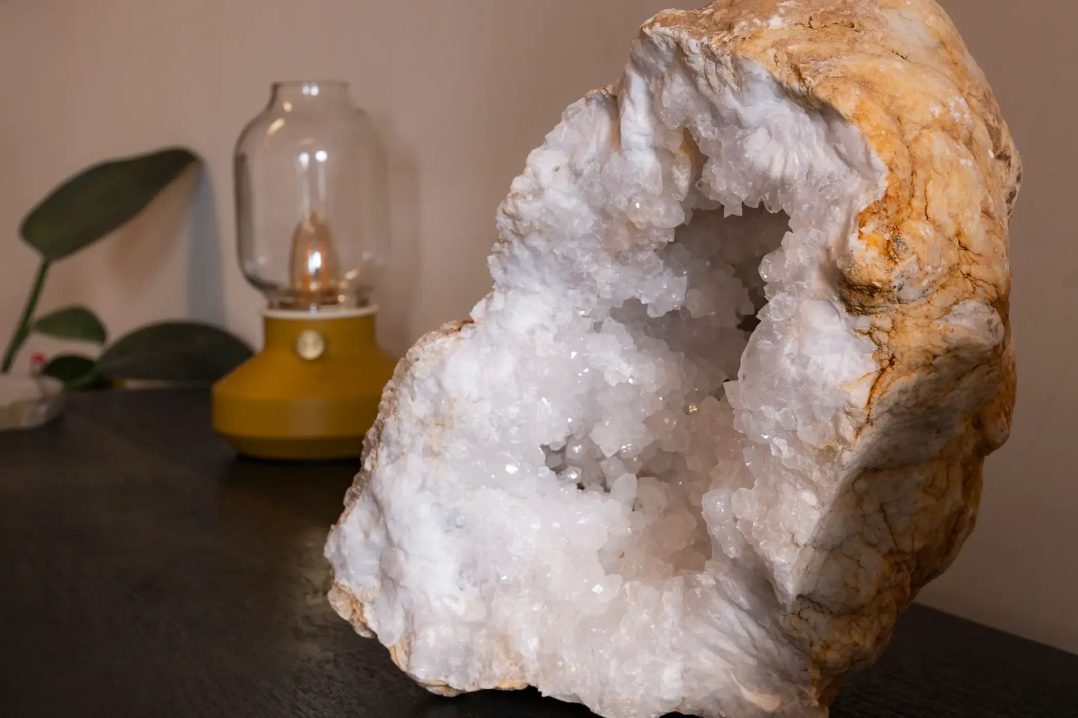 Detailfoto van edelsteen als decoratie in vergaderruimte met natuurlijke uitstraling en luxe afwerking