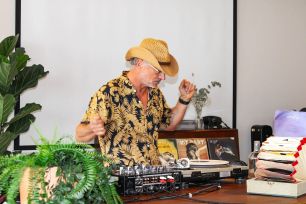 DJ met Vinyl Plaatjes