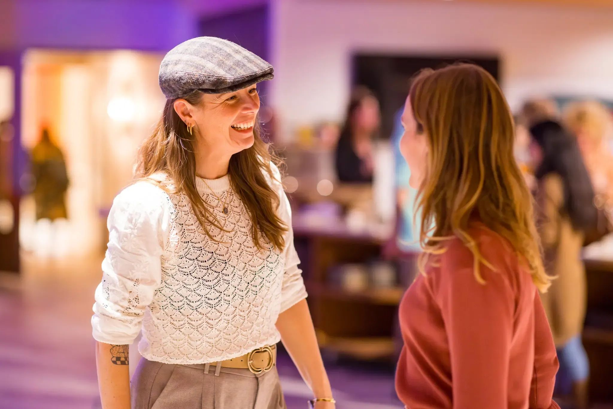 twee lachende vrouwen op een event